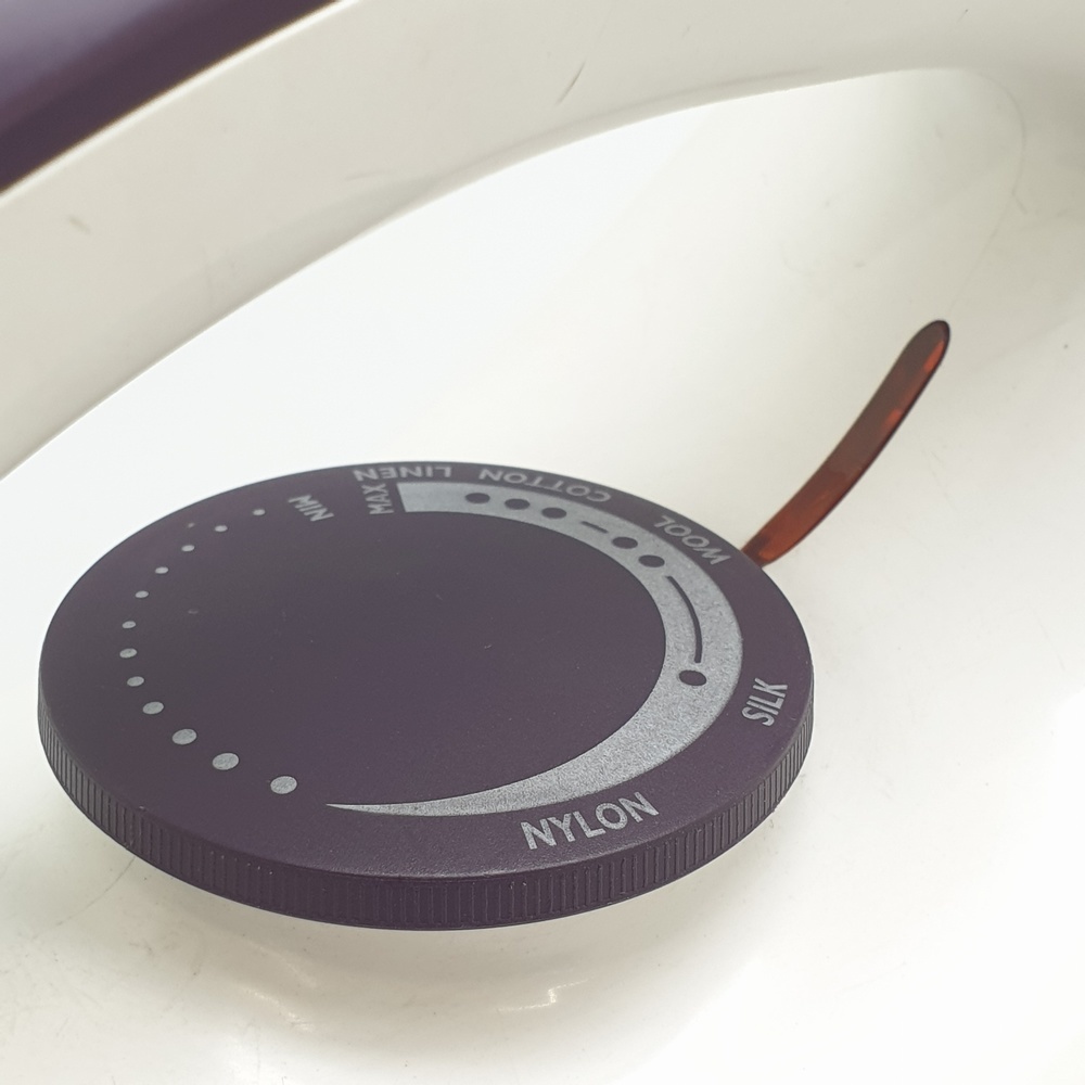 PHILIPS เตารีดแห้ง 1200 วัตต์ รุ่น GC160 สีขาว