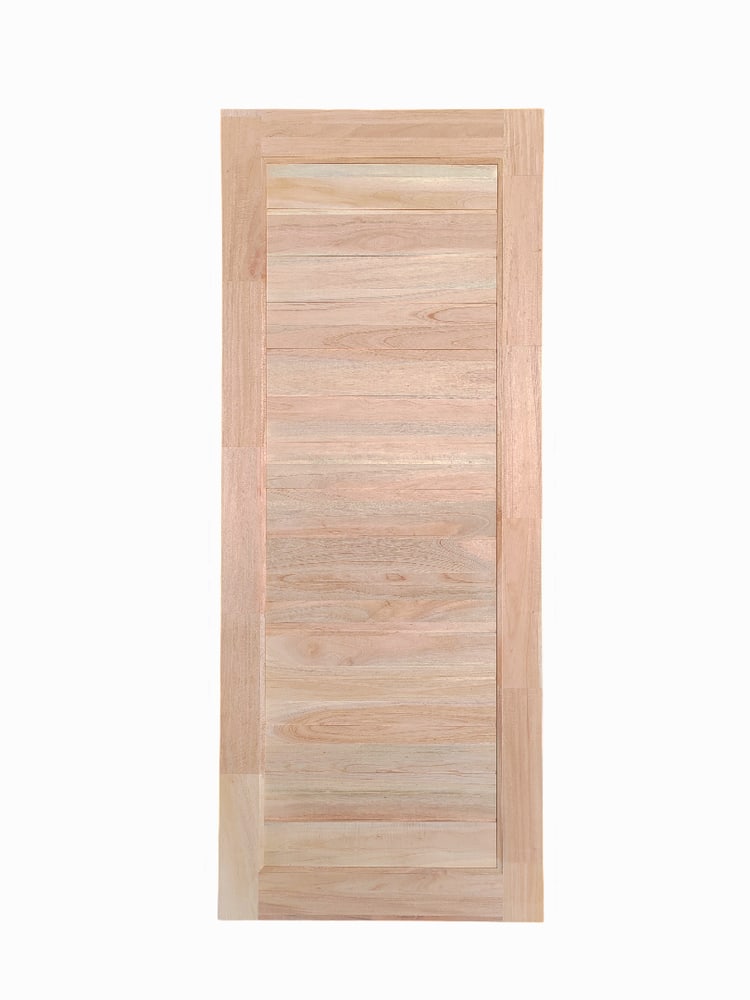 GREATWOOD ประตูไม้มะฮอกกานี บานทึบเซาะร่อง รุ่น FJ 80*200 ซม. สีไม้ธรรมชาติ