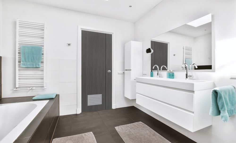 WELLINGTAN ประตู UPVC Profile รุ่น WT2-GL (สำหรับใช้ห้องน้ำภายใน) เซาะร่องเส้นดำ เกล็ดล่าง ขนาด 70x200 ซม. สีเกรย์(เจาะลูกบิด)