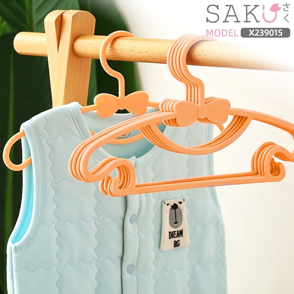 SAKU ไม้แขวนเสื้อพลาสติก สำหรับเสื้อผ้าเด็ก แพ็ค 5 ชิ้น ขนาด 17x29x0.5 ซม. รุ่น X239015 สีกากี