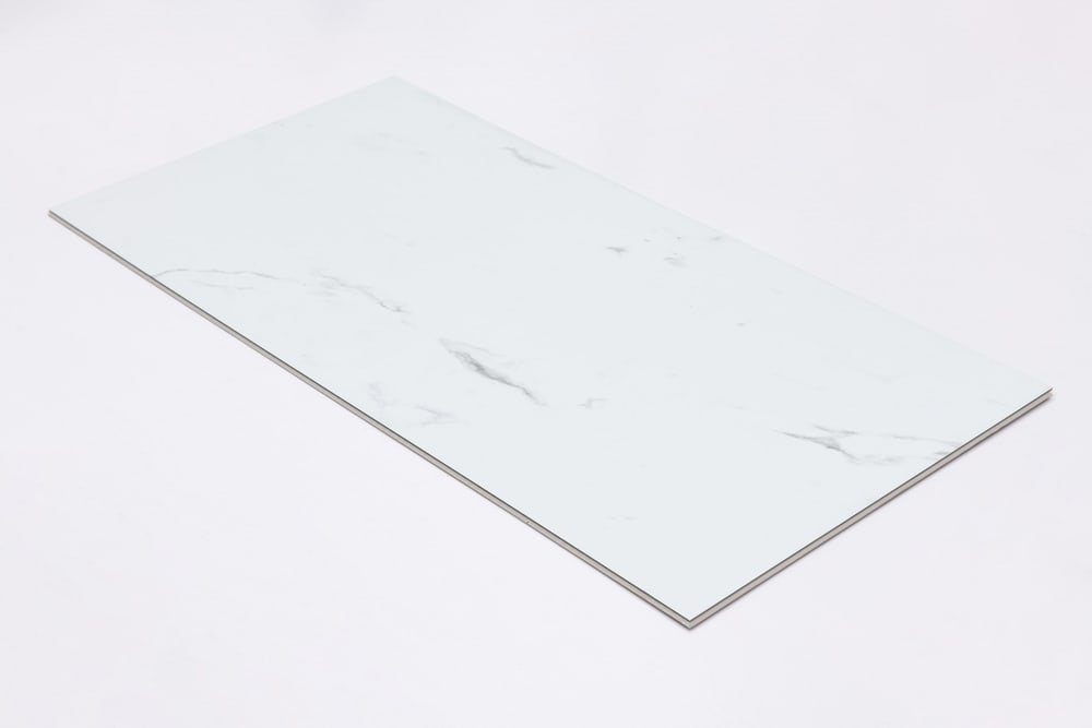 แผ่นปูผนัง SPC Click lock Wall Panel 950x475x4มม รุ่น 360-1 White Carrara Marble (2.7075ตรม./6แผ่น) TAPIO (Smooth)