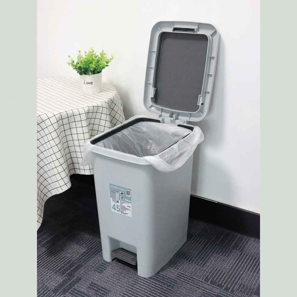 KLEANZY ถังขยะเหยียบเหลี่ยม Prensa 45 ลิตร ขนาด 44.5x33.2x56.5 ซม. รุ่น TG51792G สีเทา