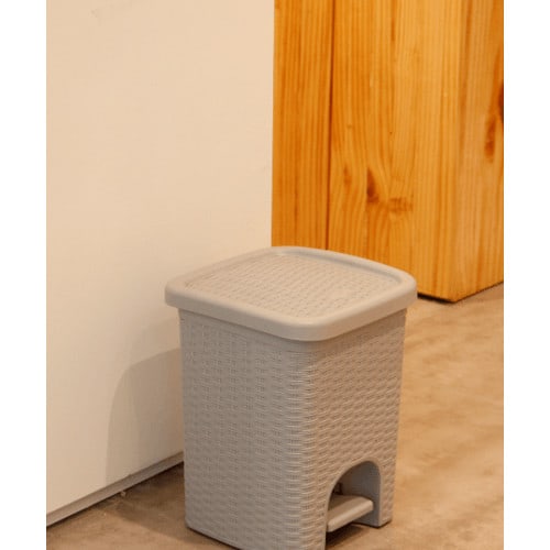 KLEANZY ถังขยะเหยียบเหลี่ยมลายสาน 10 ลิตร ขนาด 24.5x24.5x32 ซม. รุ่น TG54603 สีเทา