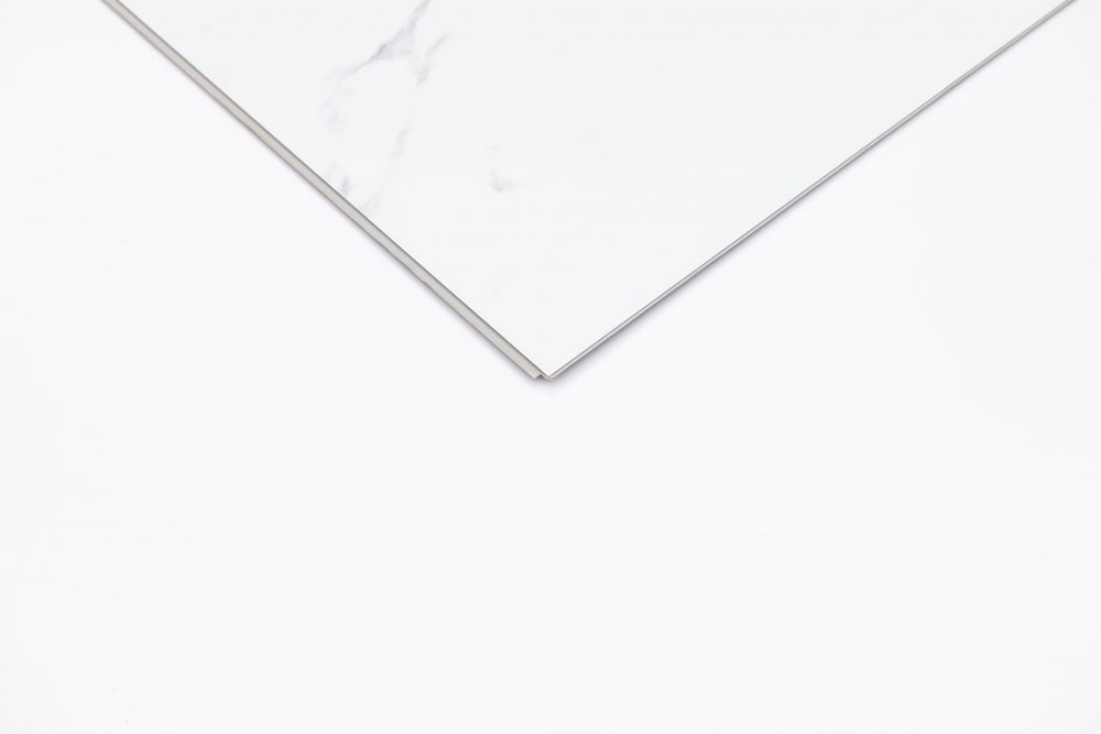 แผ่นปูผนัง SPC Click lock Wall Panel 950x475x4มม รุ่น 360-1 White Carrara Marble (2.7075ตรม./6แผ่น) TAPIO (Smooth)