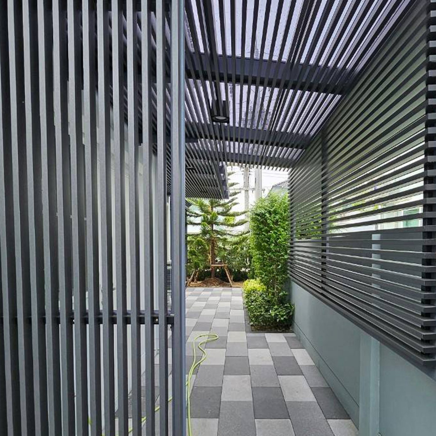 ระแนงเหล็กลายไม้ Aron 50x20 4M.สีกราไฟท์ (เทาเข้ม)