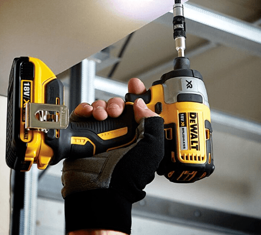 DEWALT ชุดดอกไขควง 10 ชิ้น DT70518T-QZ พร้อมหัวจับดอกสว่านแบบหมุนได้