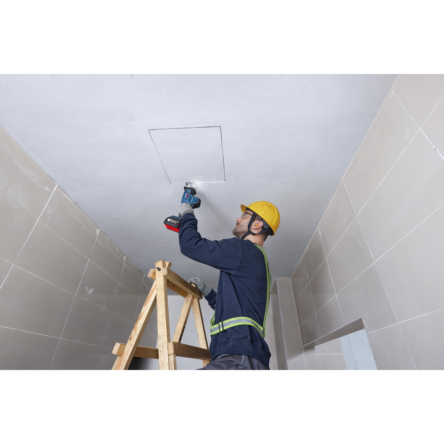 BOSCH เลื่อยอเนกประสงค์ไร้สาย 18V รุ่น GSA 18V-24 (เฉพาะเครื่อง)
