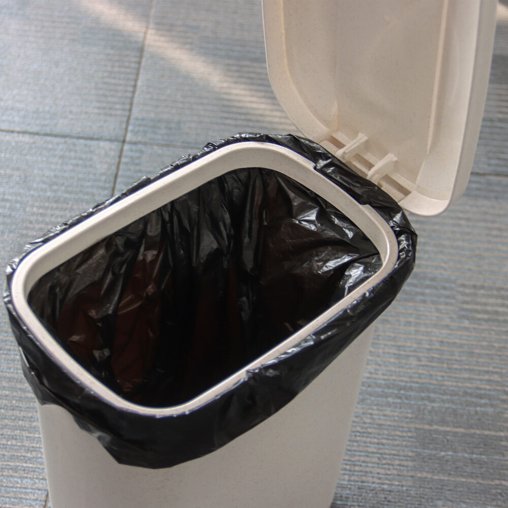 KLEANZY ถังขยะเหยียบเหลี่ยมทรงแคบ 6.5 ลิตร ขนาด 16x25.5x31 ซม. รุ่น TG50720 สีครีม